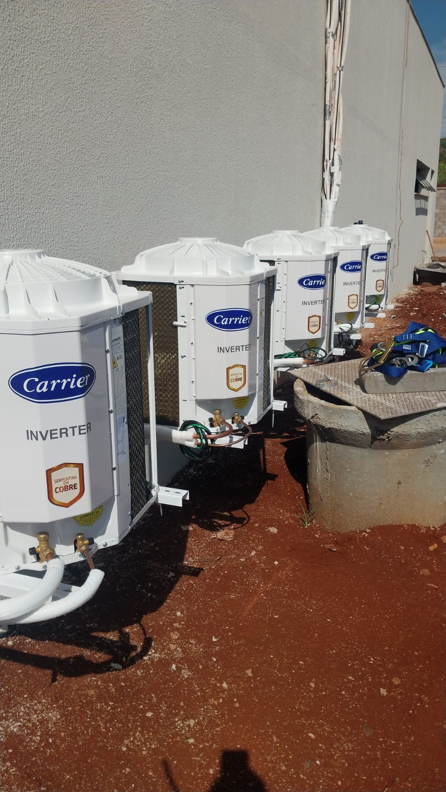 Unidades externas de ar-condicionado instaladas em área externa, representando serviço de climatização profissional.
